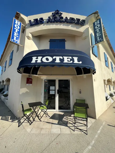 Entrée de l’Hôtel Les Arcades