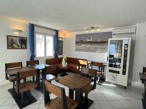 Salle du petit déjeuner de l’Hôtel Les Arcades